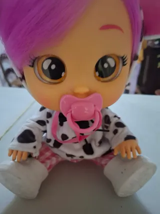 Bebé Llorón con chupete y traje de vaca