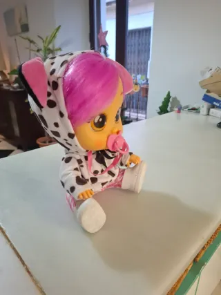 Bebé Llorón con chupete y traje de vaca