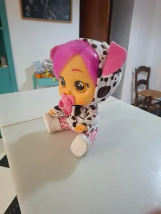 Bebé Llorón con chupete y traje de vaca