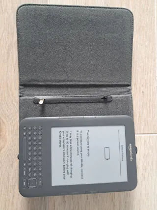 Amazon Kindle y funda gris