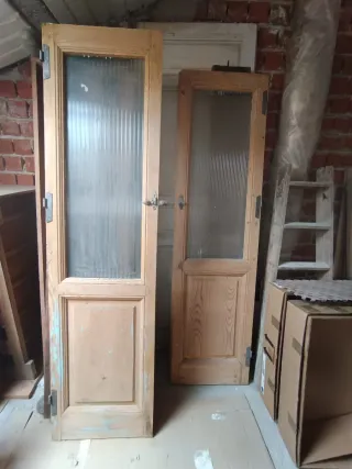Puerta doble de madera maciza con cristalera