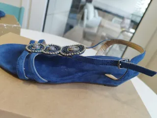 Sandalias ante azul detalle joya