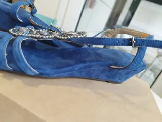 Sandalias ante azul detalle joya