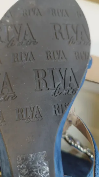 Sandalias ante azul detalle joya