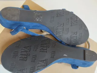 Sandalias ante azul detalle joya