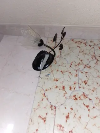 Applique da parete floreale in metallo e vetro