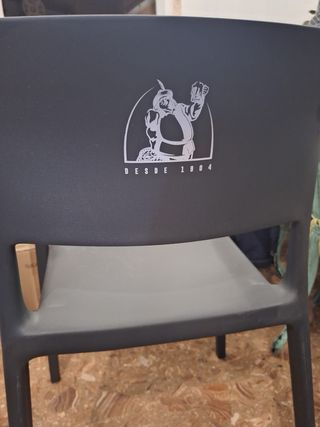 Silla de plástico Cruzcampo gris