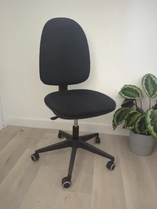 Silla de oficina negra