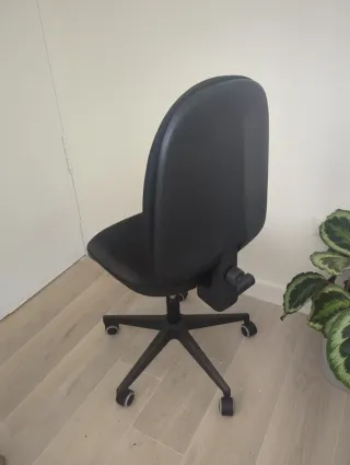 Silla de oficina negra