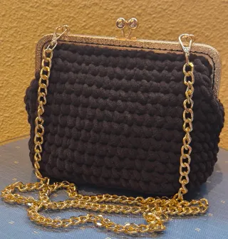Bolso de mano marrón chocolate y cadena dorada