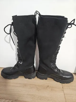 Botas altas negras con cordones