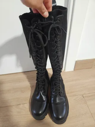 Botas altas negras con cordones