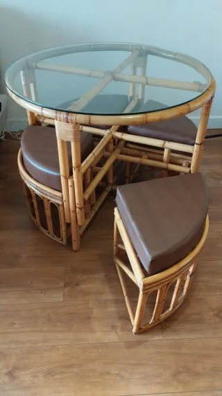 Mesa ratán redonda con cristal y taburetes