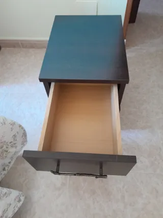 Mesita de noche de madera oscura