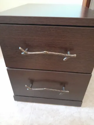 Mesita de noche de madera oscura