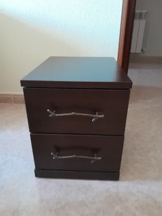 Mesita de noche de madera oscura