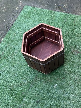 Portafiori esagonale in legno marrone