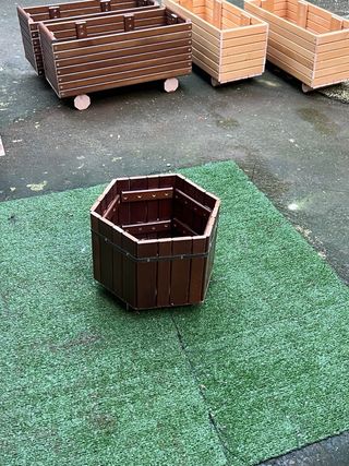 Portafiori esagonale in legno marrone