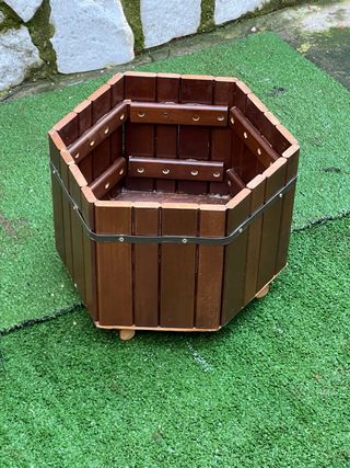 Portafiori esagonale in legno marrone