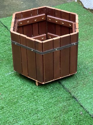 Portafiori esagonale in legno marrone