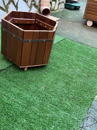 Portafiori esagonale in legno marrone