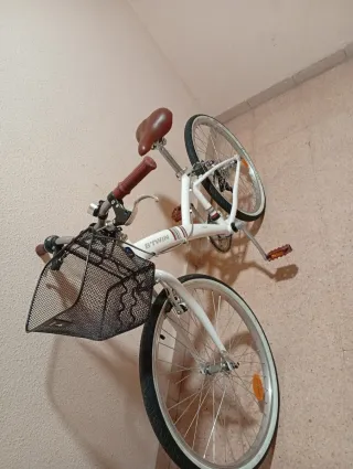Bicicleta para niña nueva con casco incluido