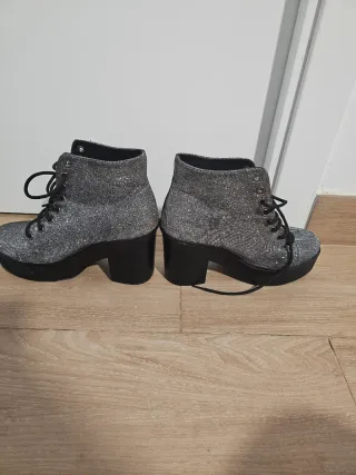 Botas plateadas con cordones