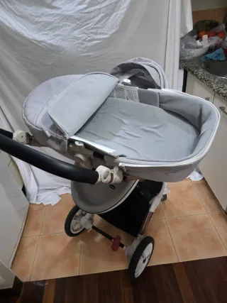 Carrito de bebé con capazo y accesorios