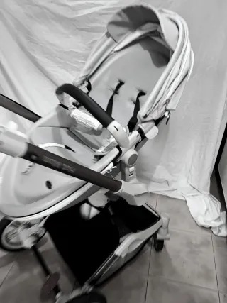 Carrito de bebé con capazo y accesorios