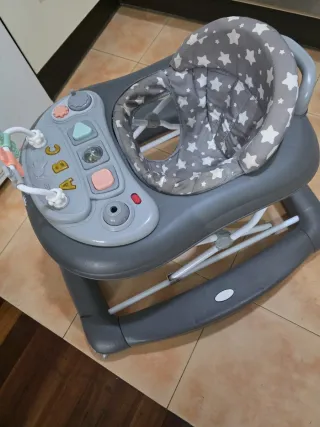 Carrito de bebé con capazo y accesorios