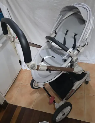 Carrito de bebé con capazo y accesorios