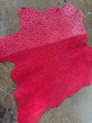 Piel acabada roja con diseño grabado