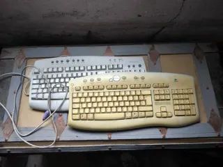 2 Teclados Logitech y Microsoft Beige/Blanco