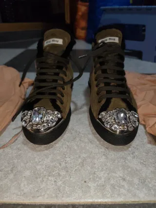 Stivali Miu Miu stile militare con diamanti