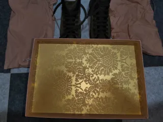 Stivali Miu Miu stile militare con diamanti