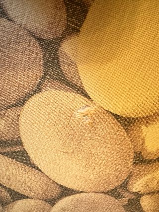 Colcha diseño piedras cama