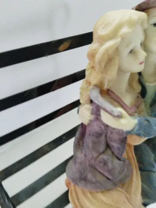 Figura coppia innamorata seduta su panchina