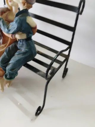 Figura coppia innamorata seduta su panchina