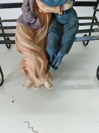 Figura coppia innamorata seduta su panchina