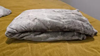 Manta con mangas gris