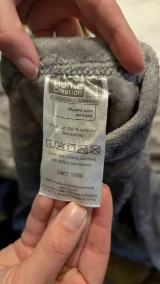 Manta con mangas gris