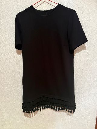 Vestido negro con adornos en el Bajo