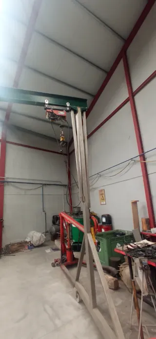 Puente grúa con polipasto y ruedas