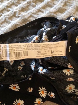 Falda negra con flores y encaje