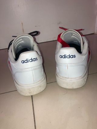 Adidas Blancas con Cordones Rojos y Negros
