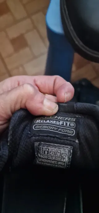 Zapatos Skechers Hombre Negros tienen un pekeño ra