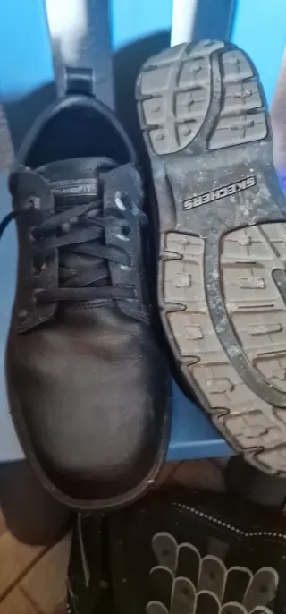 Zapatos Skechers Hombre Negros tienen un pekeño ra