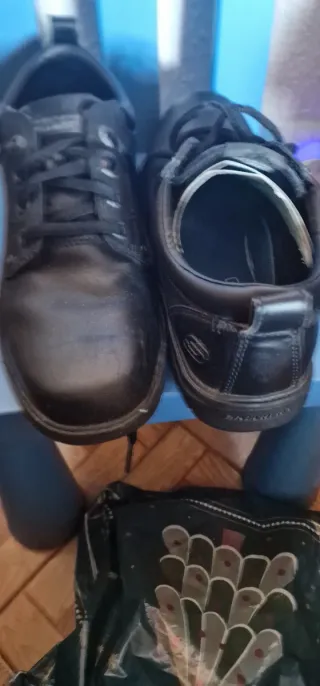 Zapatos Skechers Hombre Negros tienen un pekeño ra