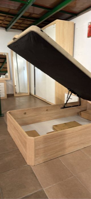 Canapé de madera y tela beige