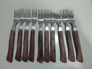 Juego de 10 Tenedores y 5 cuchillos Madera y Metal